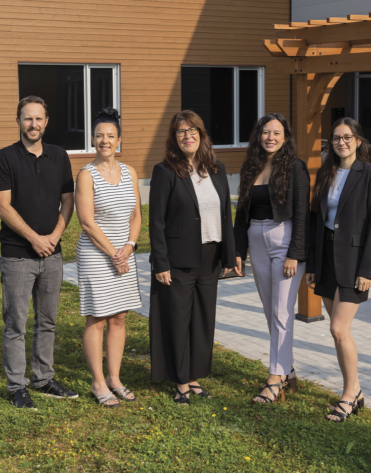 Publireportage - MITIS EN AFFAIRES 25 ANS - Louis Dagenais - conseiller en entreprise, Nadine Caron - agente administrative et de liaison, Annick Marquis - directrice générale, Farah Dargazanli et Valérie Dubé - conseillères en entreprise