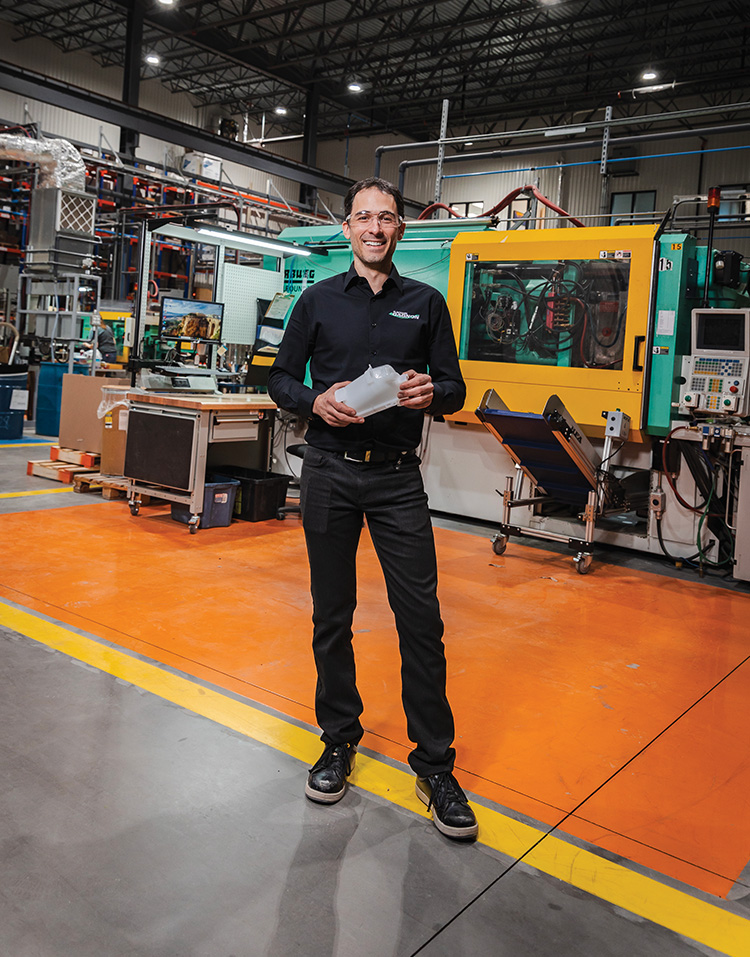 Histoire à Succès - Plastiques Gagnon - Guillaume Joly, directeur de l'usine à Lévis
