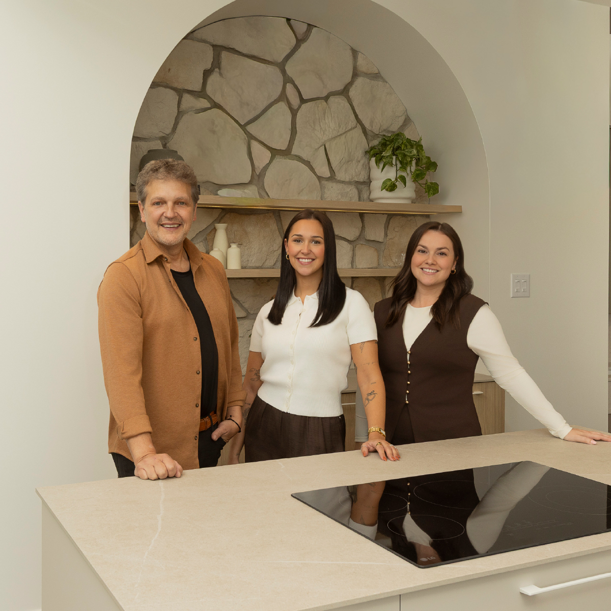 Armoires Distinction - Publireportage - Harold Bélanger, Daphnée Bélanger et Jade Gagné