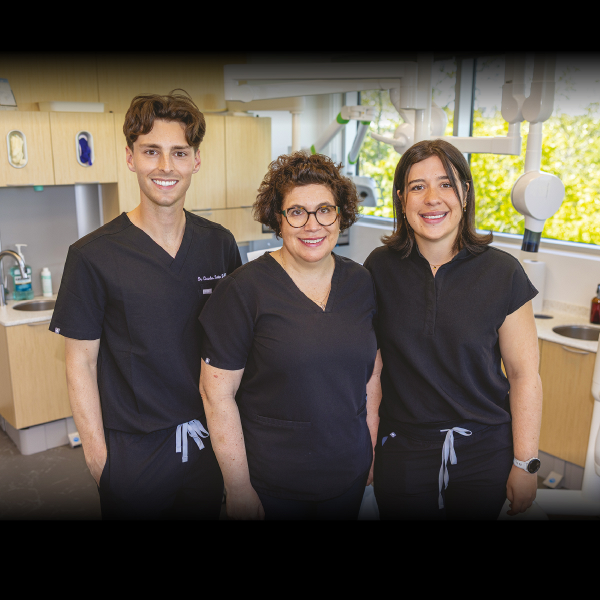 Centre dentaire Deschênes - Sur une lancée - Dr Charles Fortin, Dre Isabelle Deschênes et Dre Julie-Pierre Simard